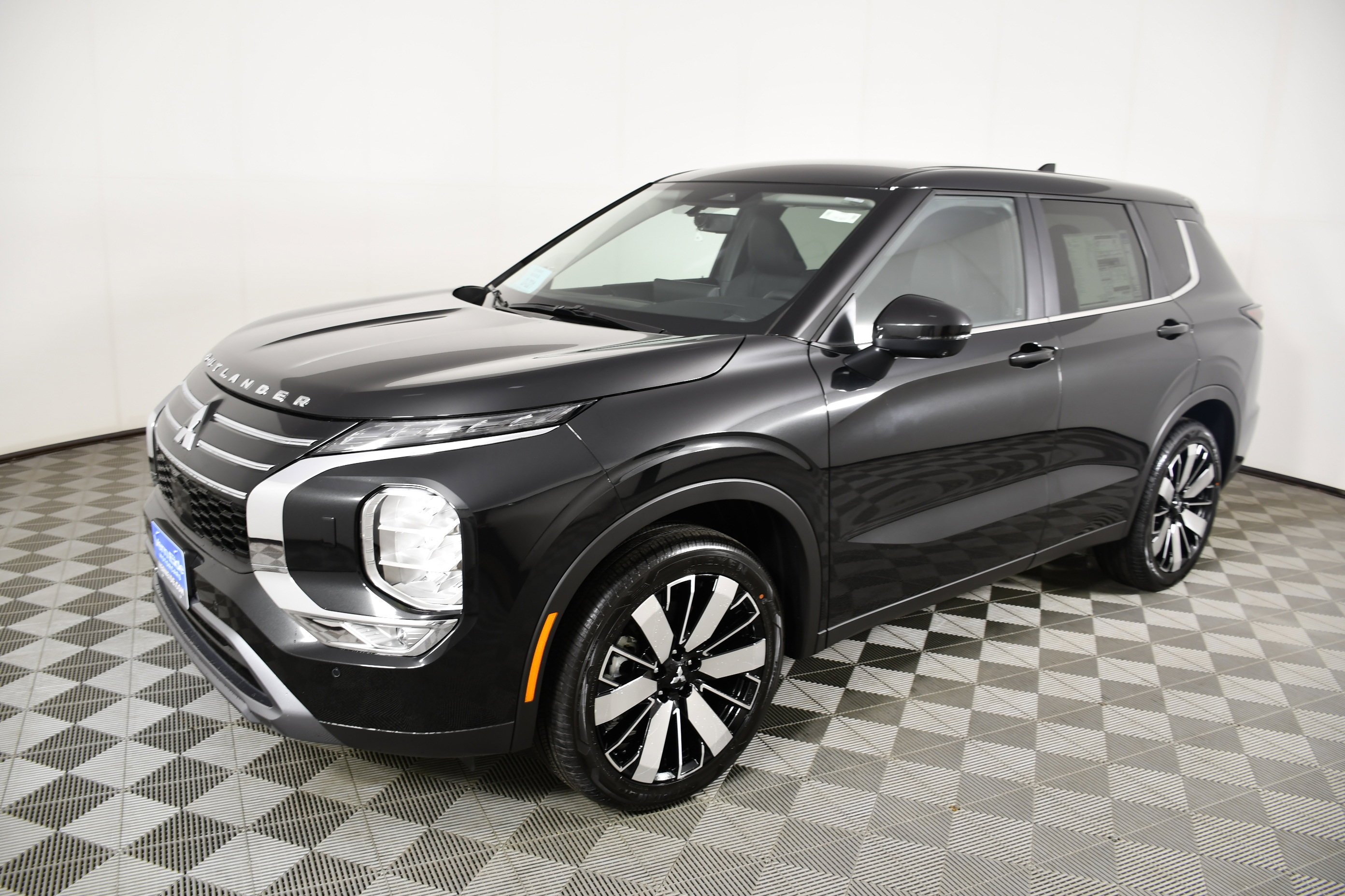 New 2026 Black Diamond Mitsubishi SE image 10