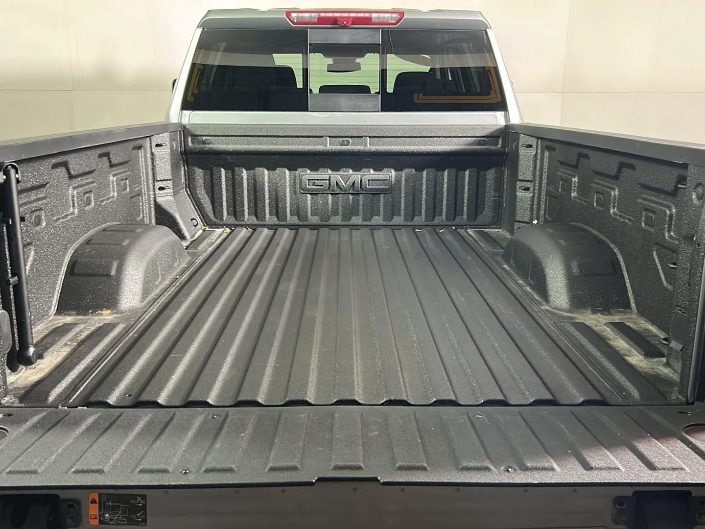 Used 2025 Sterling Metallic GMC SLE image 8