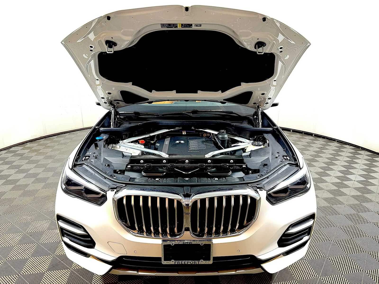 Certified Used 2023 Mineral White Metallic BMW xDrive40i image 31
