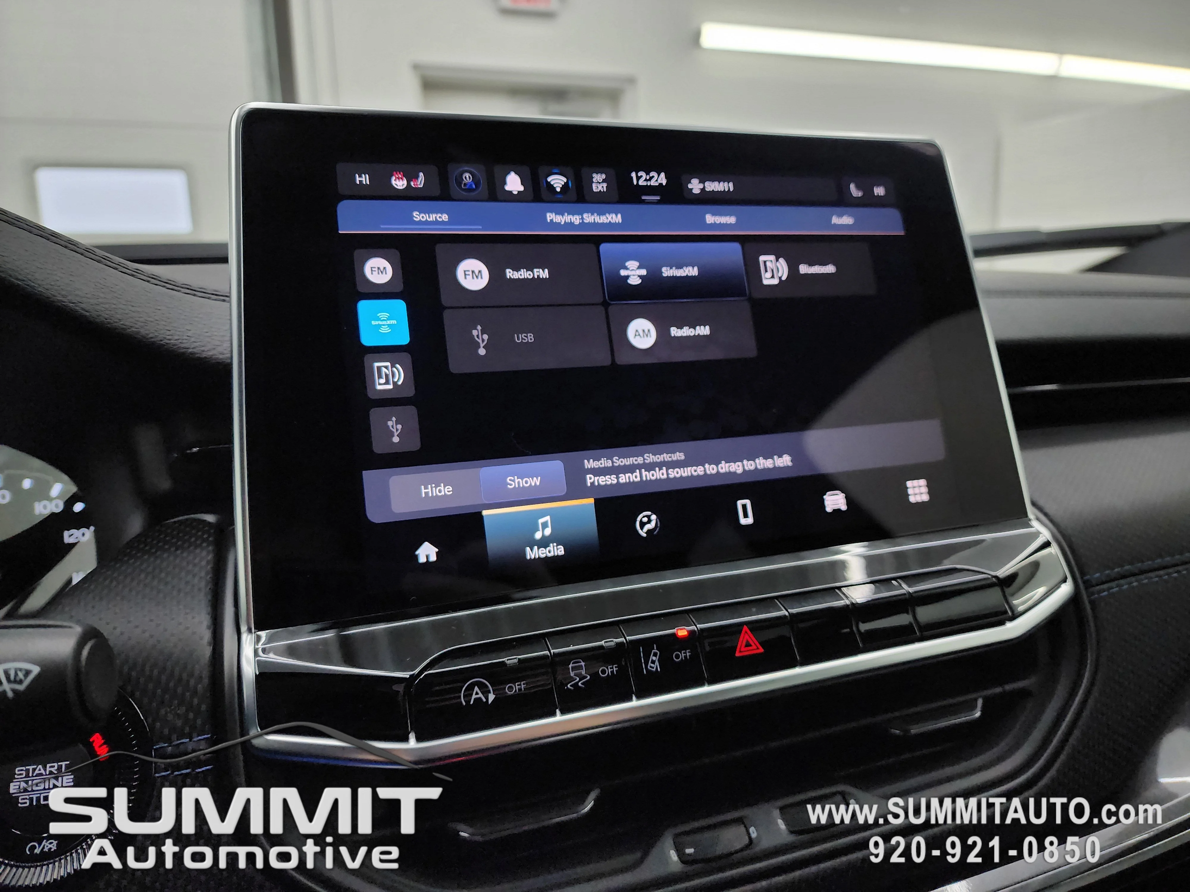 New 2026 Diamond Black Crystal Pearl-Coat Exterior Paint Jeep Latitude image 11