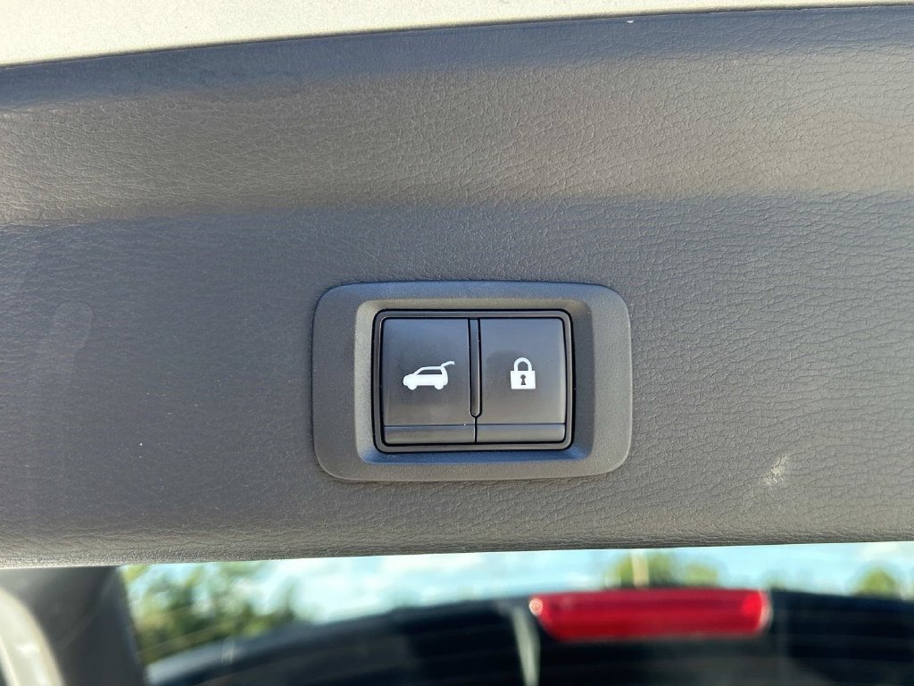 Used 2025 Silver Mitsubishi SE image 12