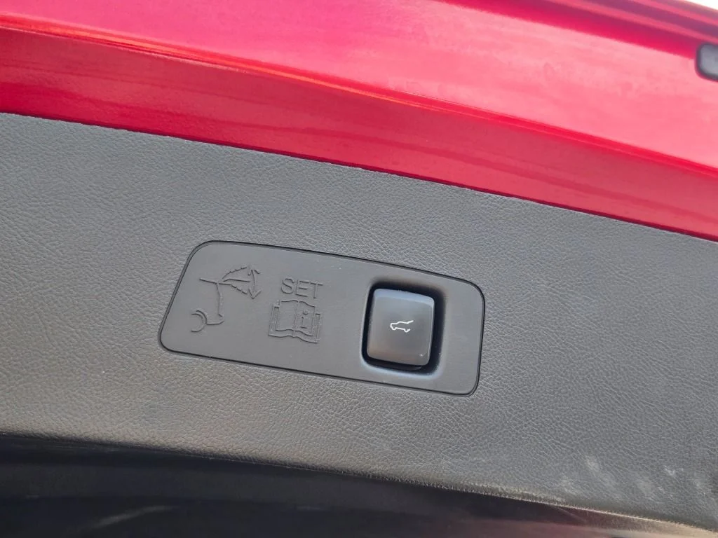 Used 2025 Red Lincoln Premiere image 15
