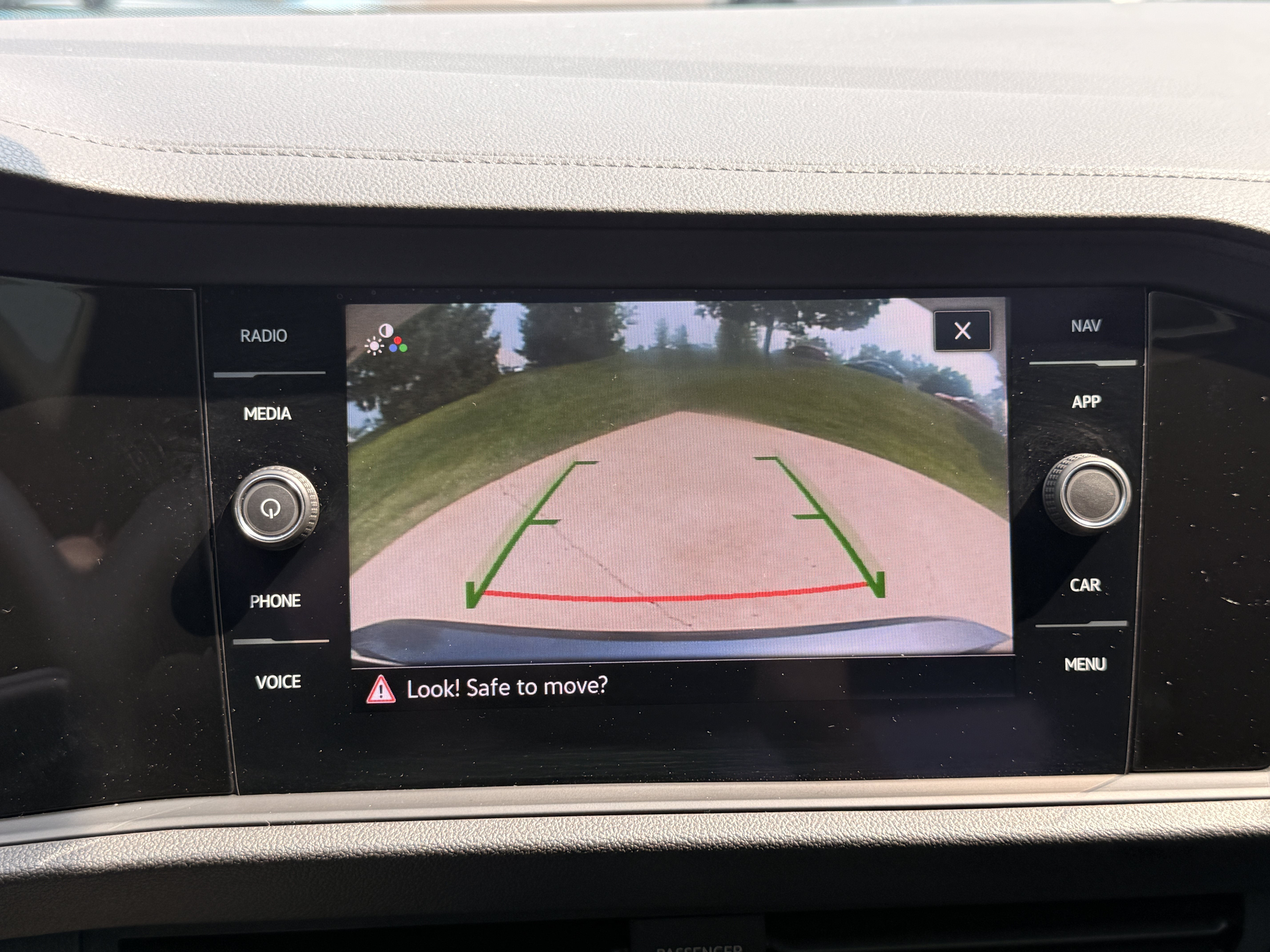 Used 2021  Volkswagen SEL Premium image 4
