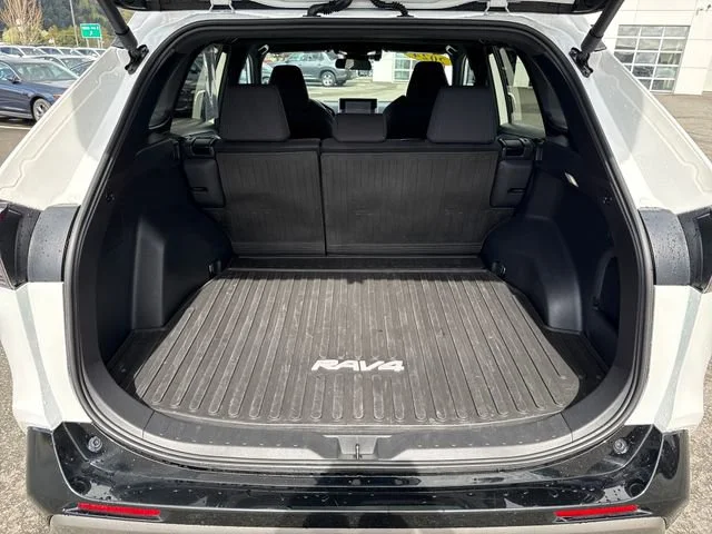 2024 Toyota RAV4 SE - Photo 15