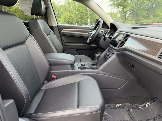 Used 2019 Pure White Volkswagen 3.6L V6 SE image 16