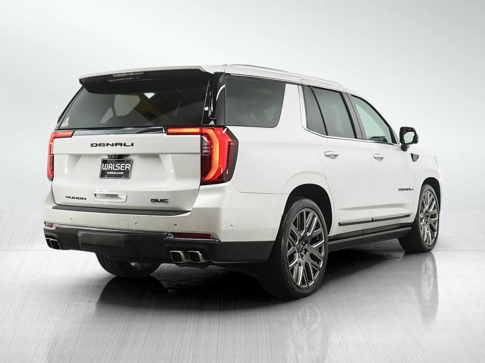 Used 2025 White Frost Tricoat GMC Denali Ultimate image 5