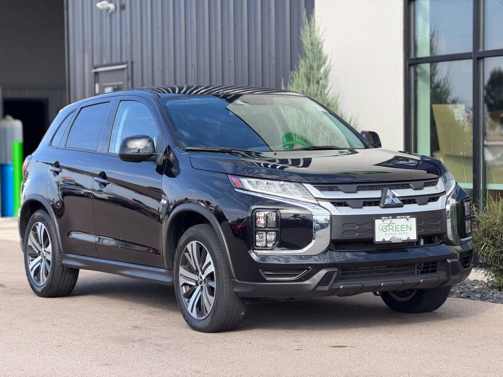 Used 2022 Black Mitsubishi 2.0 SE image 4