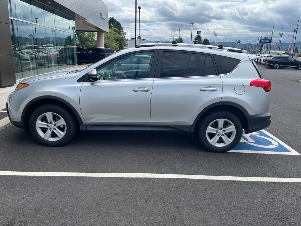 Used 2013 Classic Silver Metallic Toyota XLE image 8