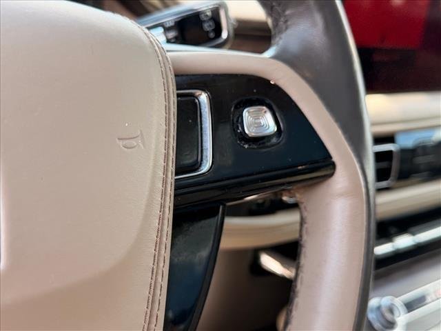Used 2023 Pristine White Metallic Tri-Coat Lincoln Reserve image 19