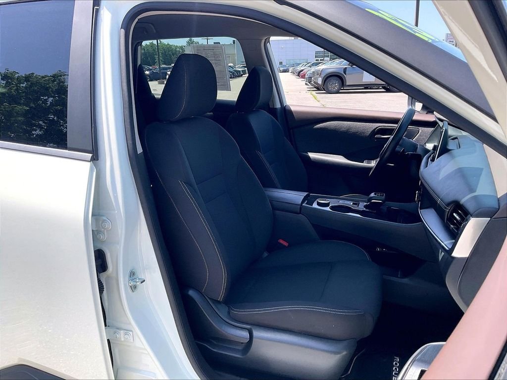 Used 2023 Glacier White Nissan S image 10