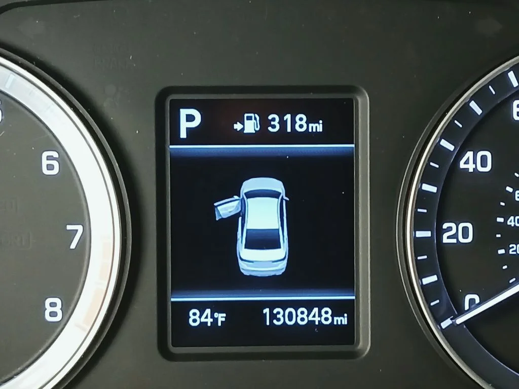 Used 2018 White Hyundai SE image 27