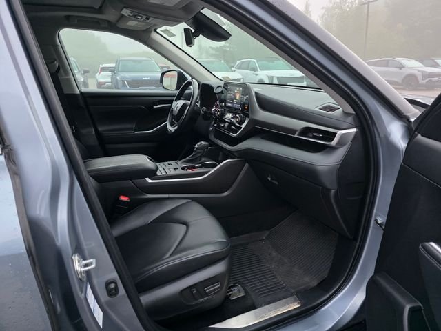 Used 2022 Moon Dust Toyota XLE image 12