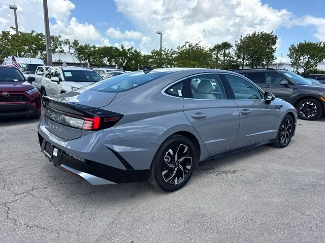 Used 2025 Blue Hyundai SEL image 3