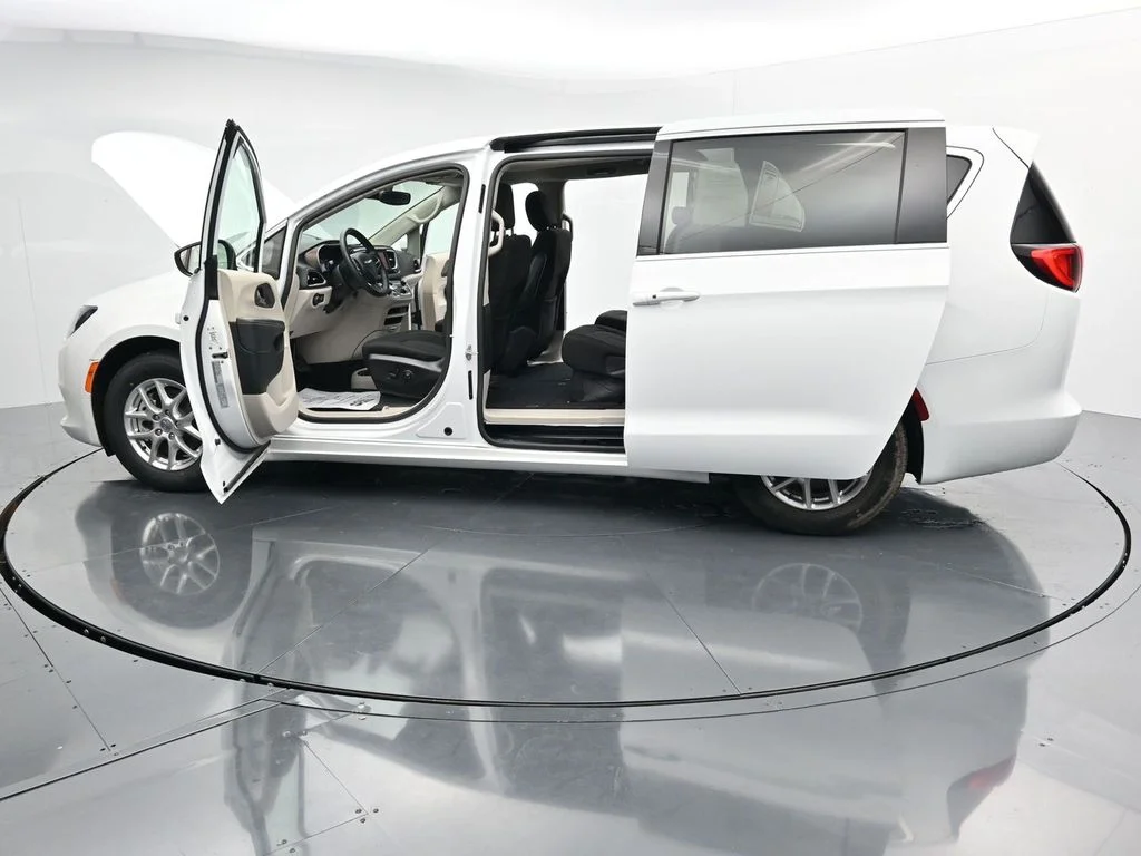 Used 2023 White Chrysler LX image 41