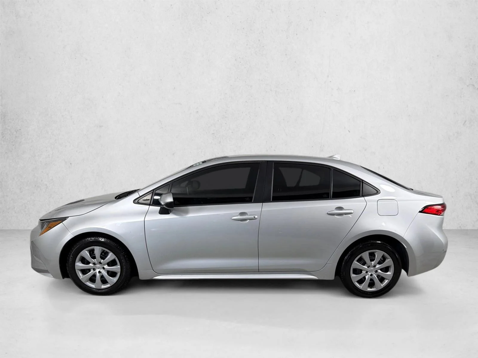 Used 2020 White Toyota LE image 6