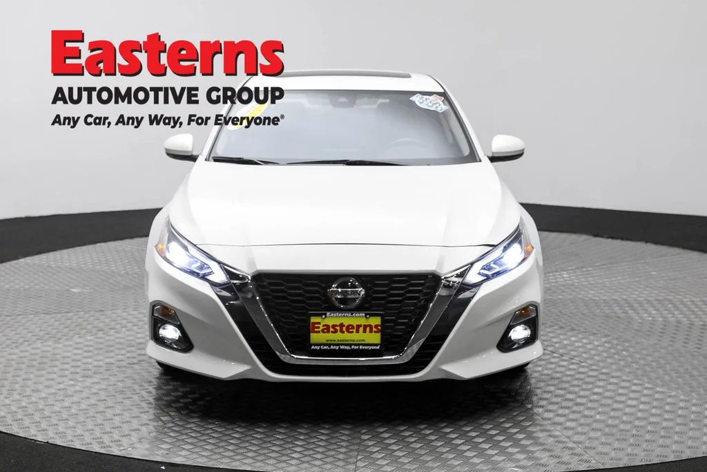 Used 2022 White Nissan 2.5 SL image 2