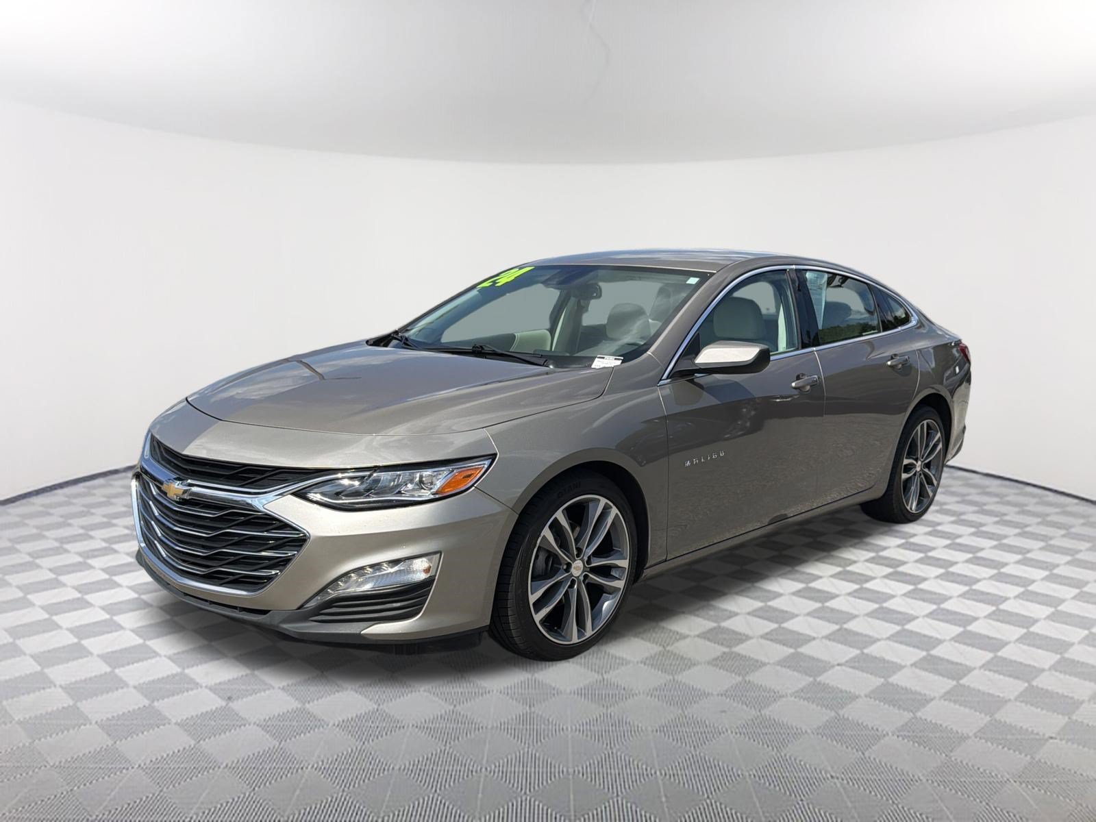 Used 2025 Summit White Chevrolet LT image 3