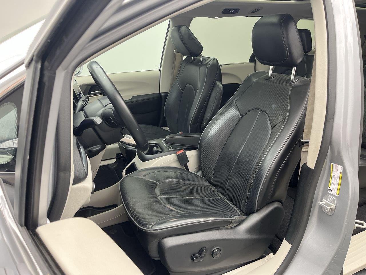 Used 2018 Billet Silver Metallic Clearcoat Chrysler Limited image 10