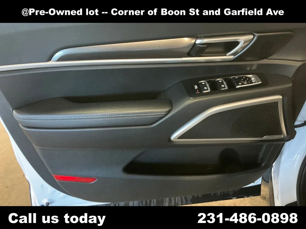 Used 2023 White Kia S image 15
