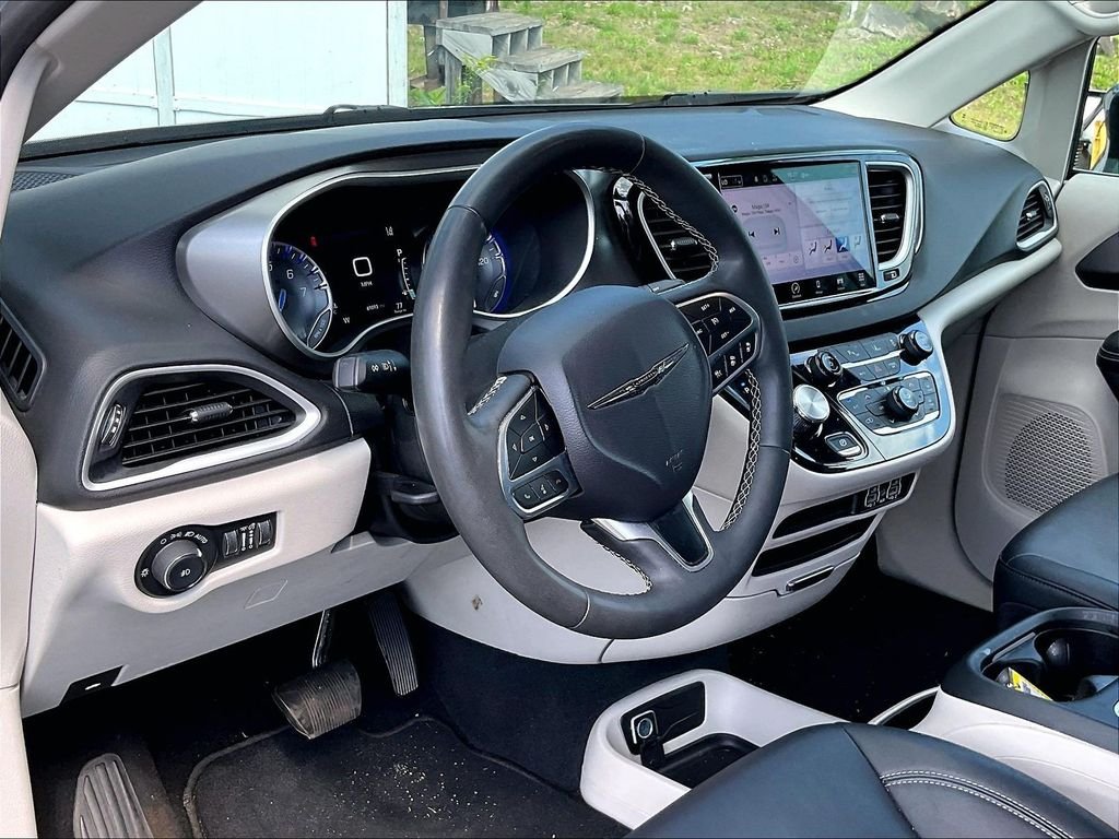 Used 2024 Silver Mist Clearcoat Chrysler Touring L image 8