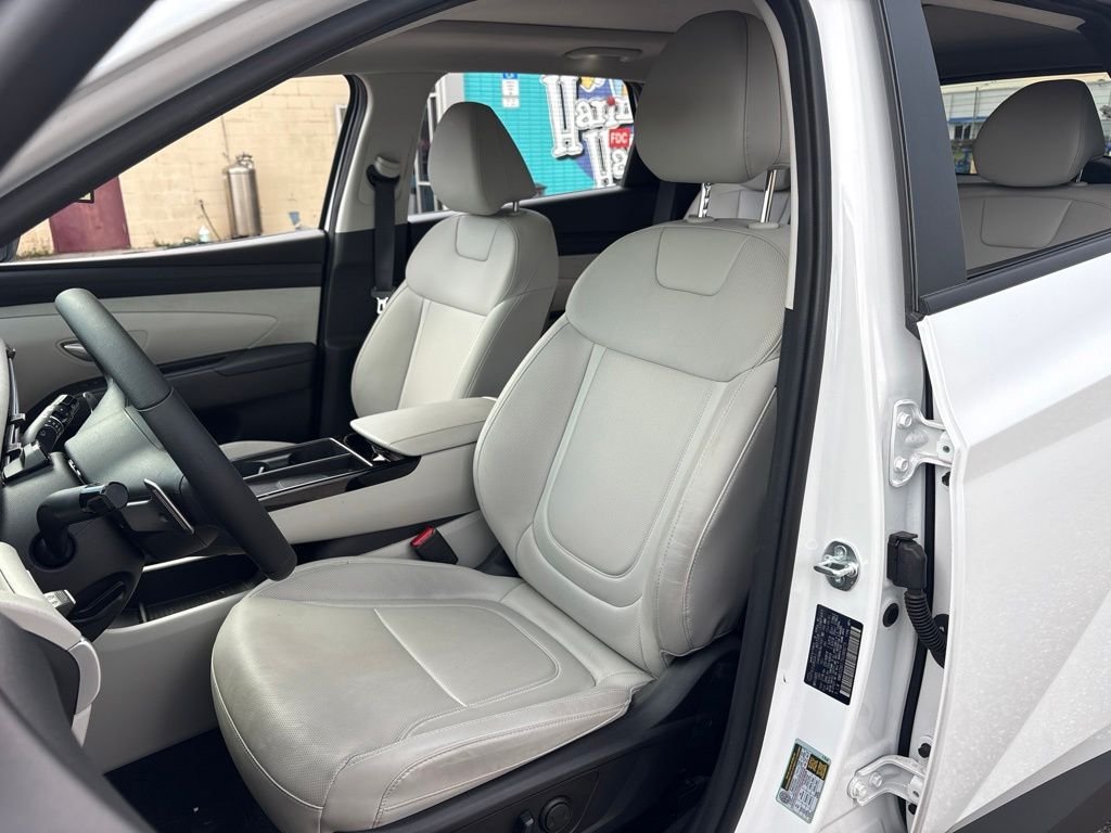 Used 2025 White Hyundai SEL Convenience image 9