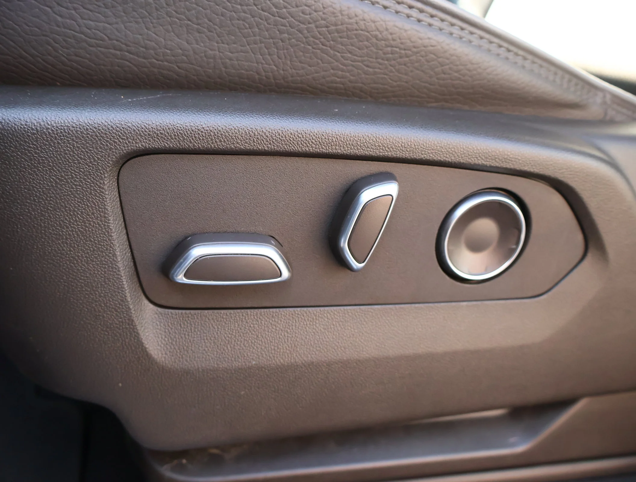 Used 2025 White Frost Tricoat GMC Denali image 12