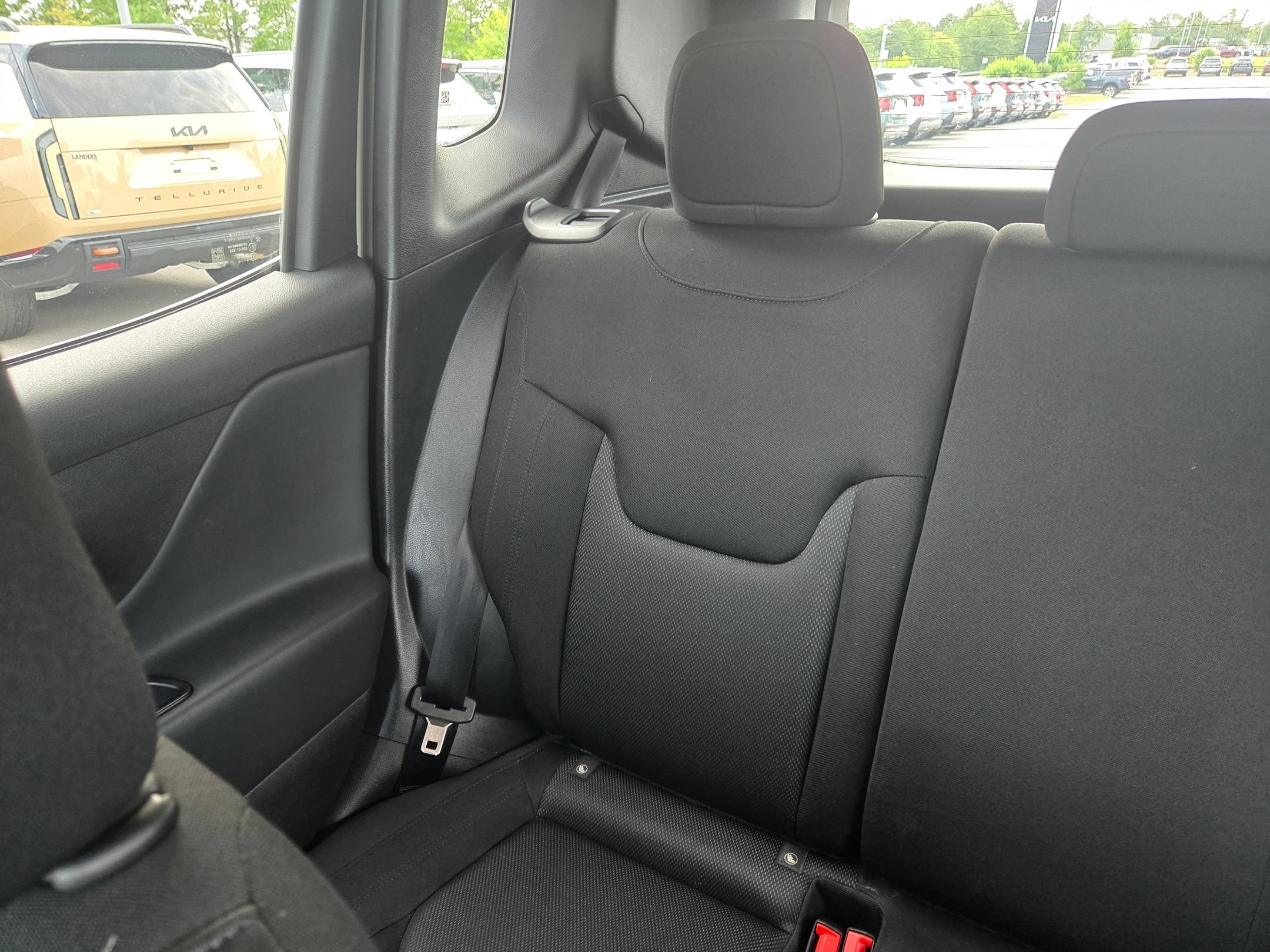 Used 2023 Alpine White Clearcoat Jeep Latitude image 12