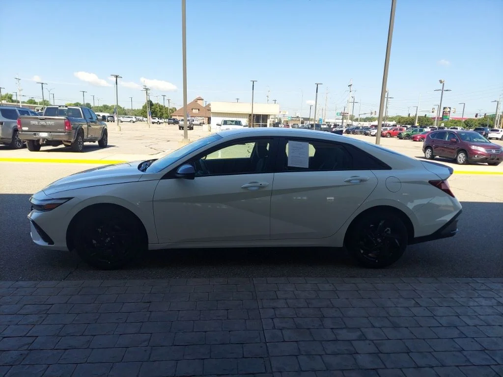 Certified Used 2026 White Hyundai SEL Sport image 4