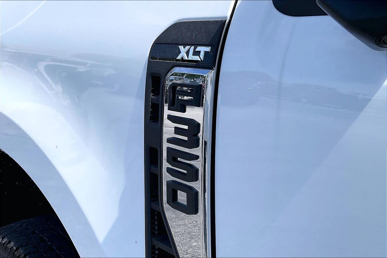 New 2026 Oxford White Ford XLT image 14