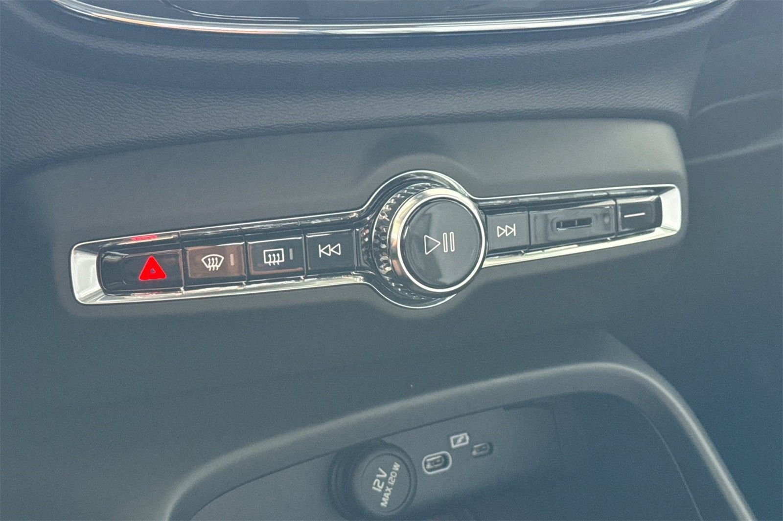 2025 Volvo XC40 Core - Photo 20