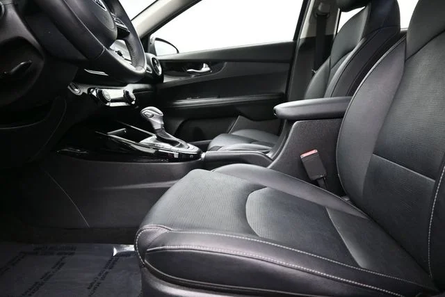 Used 2021 Black Kia EX image 21