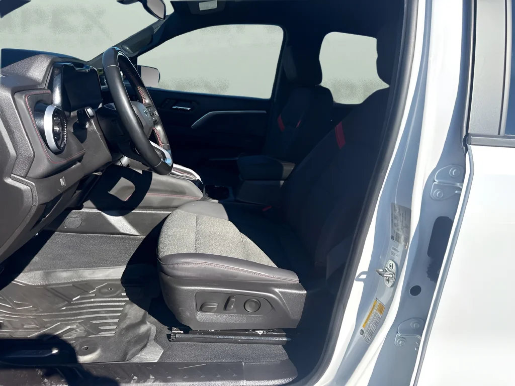 Used 2025 White Chevrolet Z71 image 9