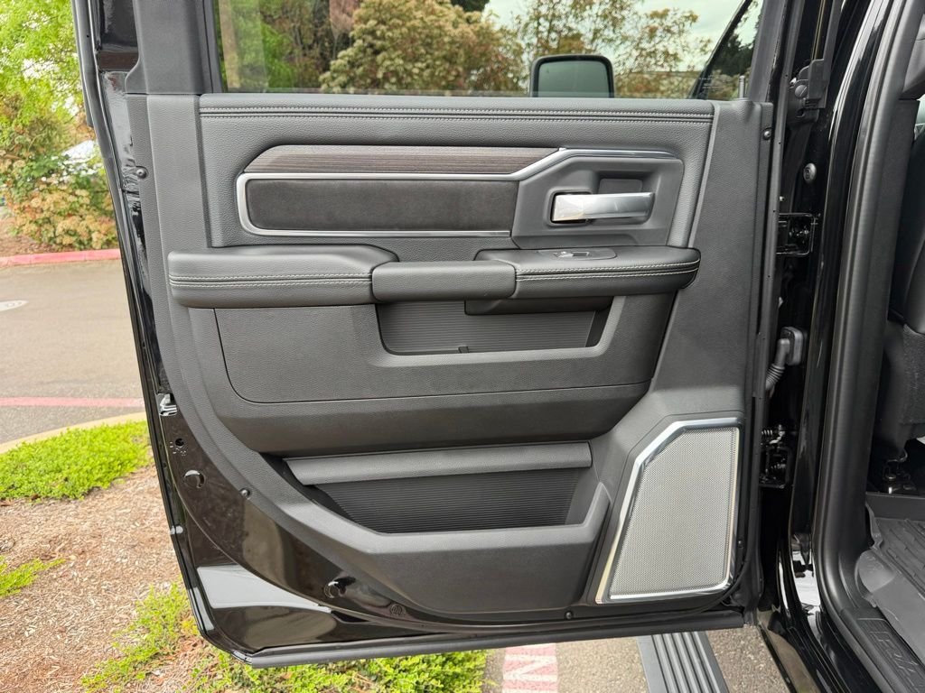 New 2026 Diamond Black Crystal Pearl-Coat Exterior Paint RAM Laramie image 30