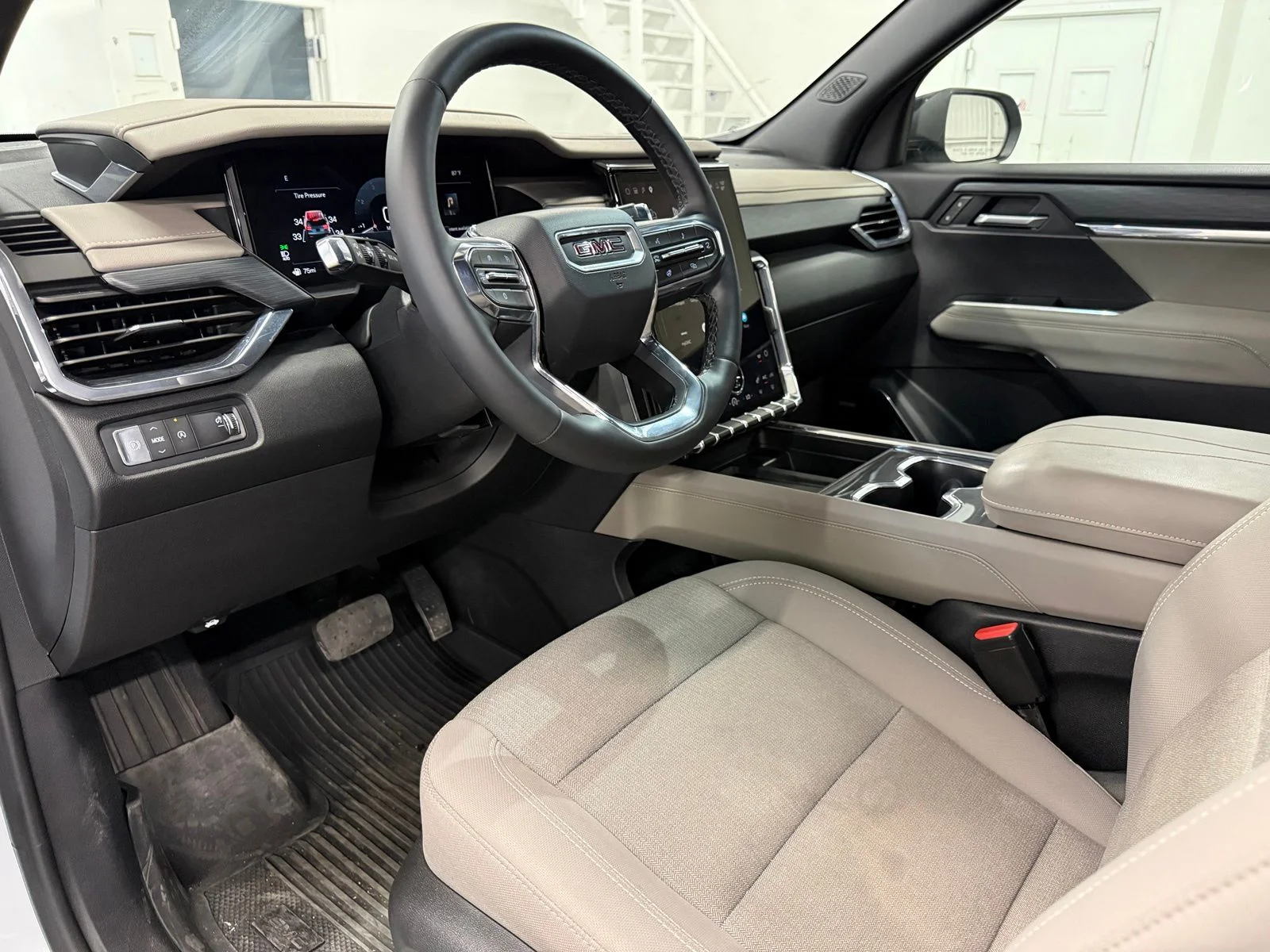 Used 2025 White GMC Elevation image 17