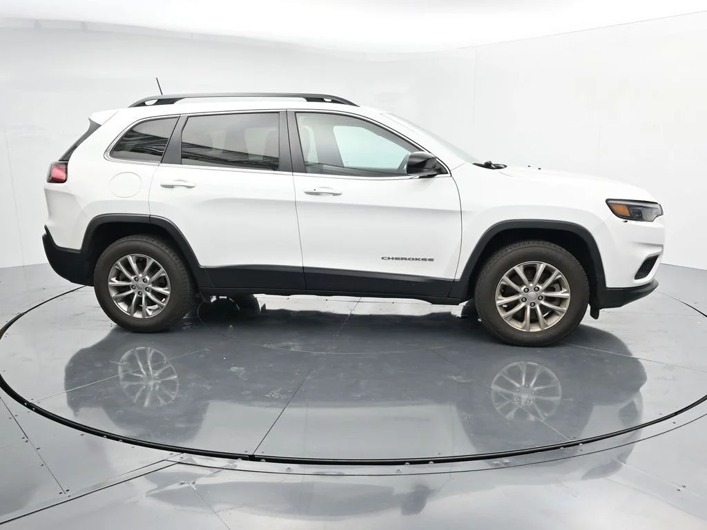 Used 2022 White Jeep Latitude Lux image 8