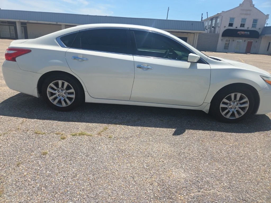 Used 2017 White Nissan 2.5 S image 14