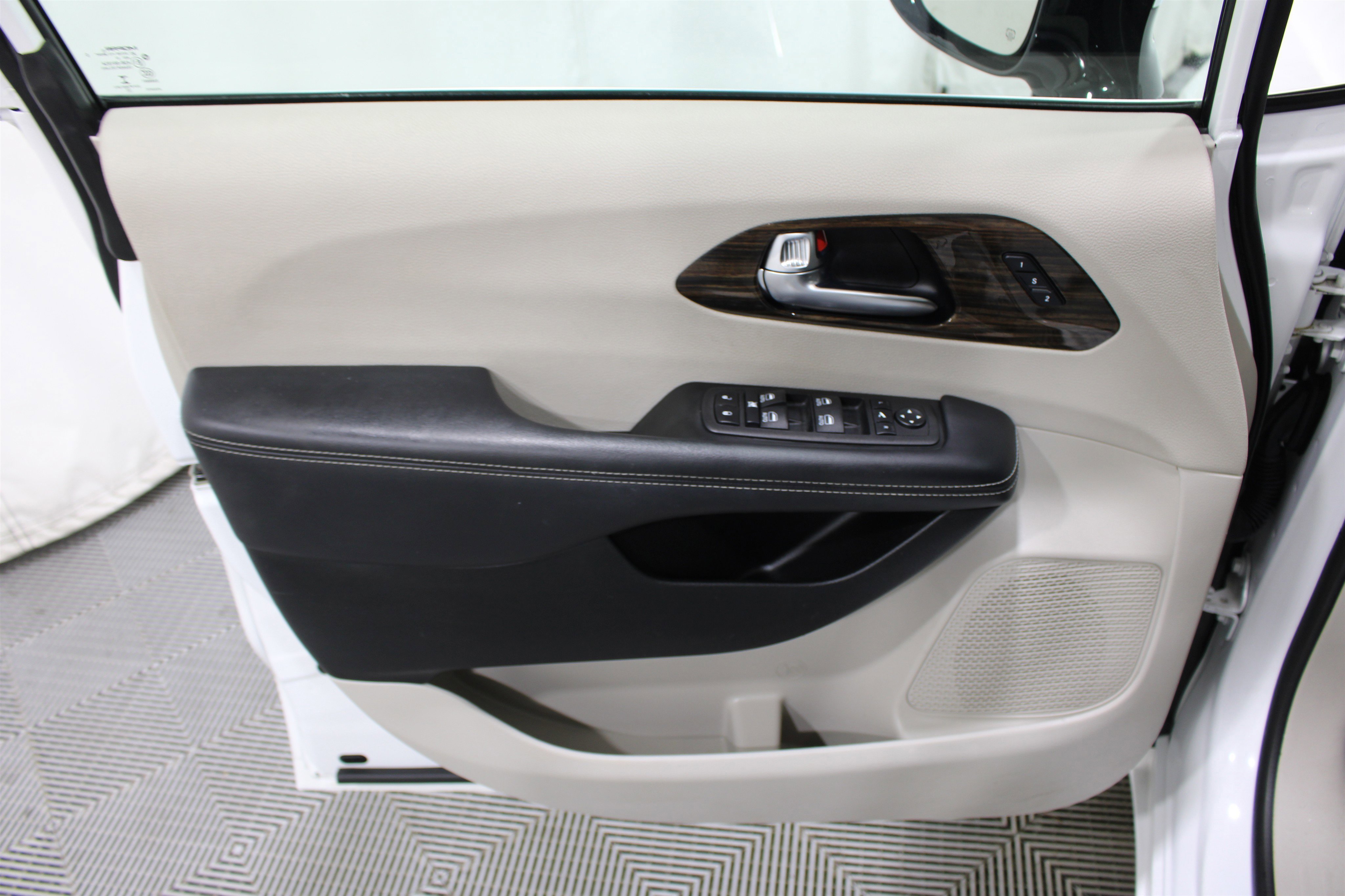 Used 2023 Bright White Clearcoat Chrysler Limited image 6