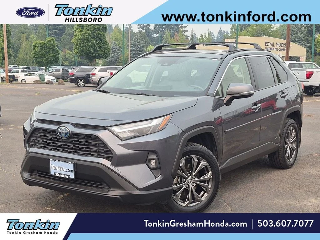 Used 2022 Magnetic Gray Metallic Toyota XLE Premium image 1