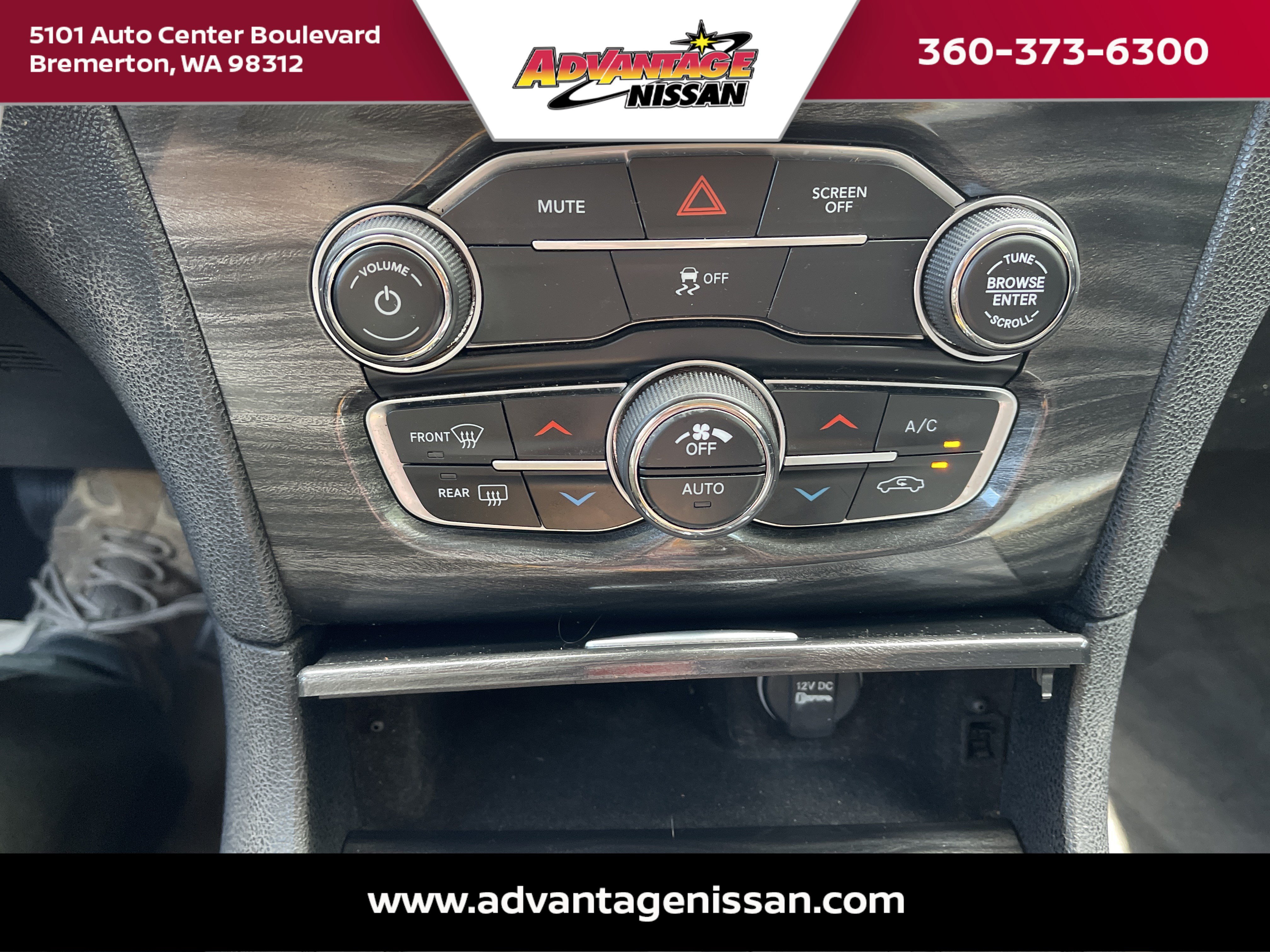 Used 2018 Granite Crystal Metallic Clearcoat Chrysler Touring image 18