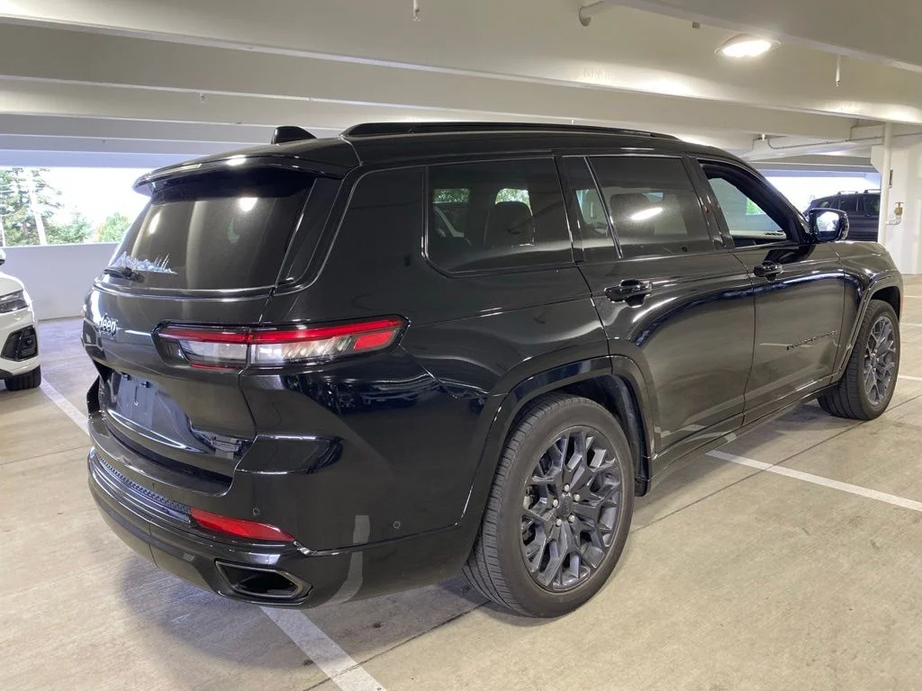 Used 2023 Diamond Black Crystal Pearlcoat Jeep Summit image 4