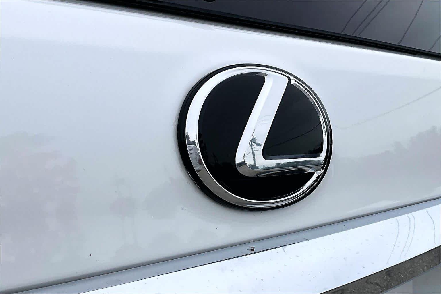 Used 2021 Starfire Pearl Lexus Luxury image 31