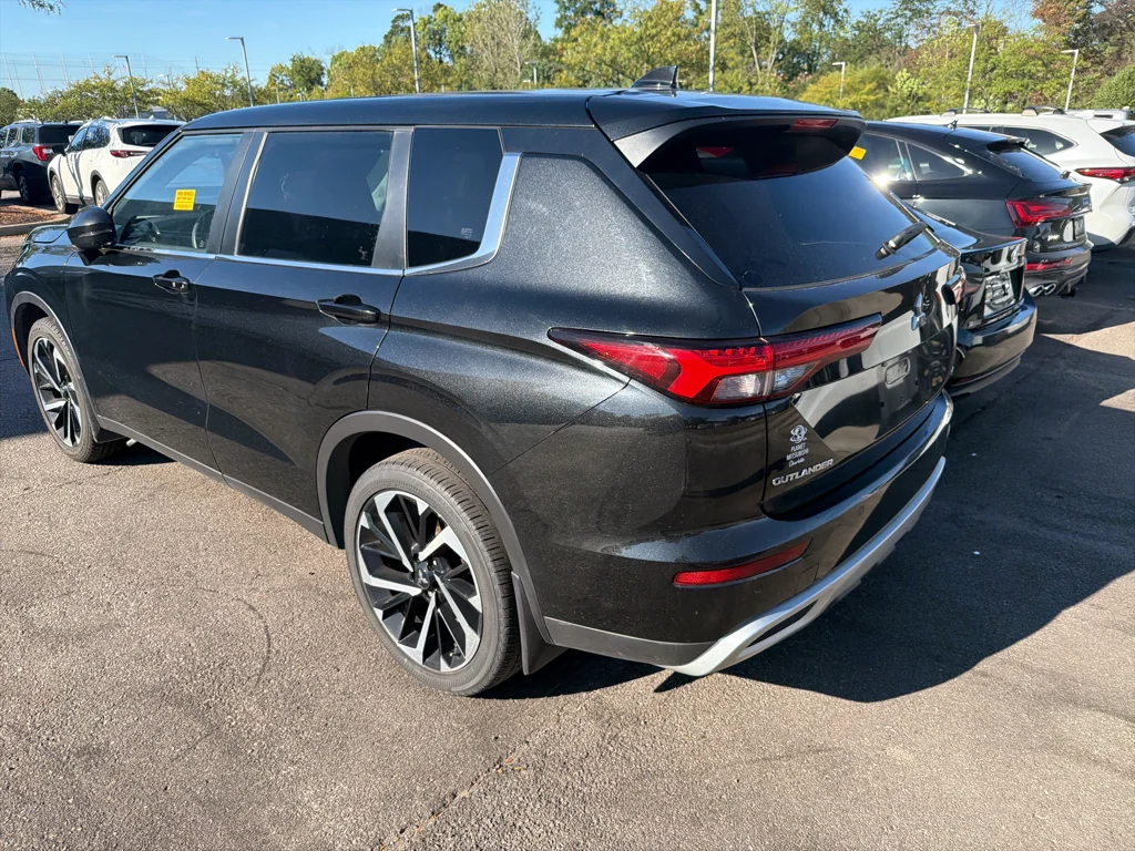 Used 2023 Black Diamond Mitsubishi SE image 3