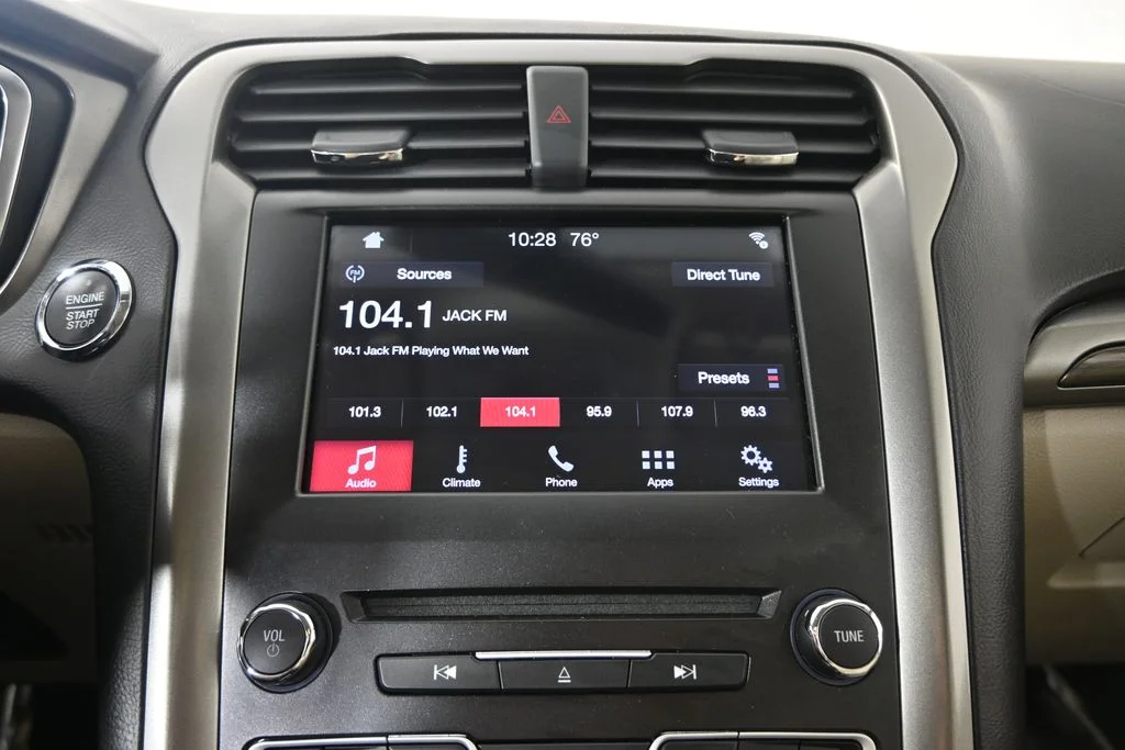 Used 2017 Red Ford SE image 27
