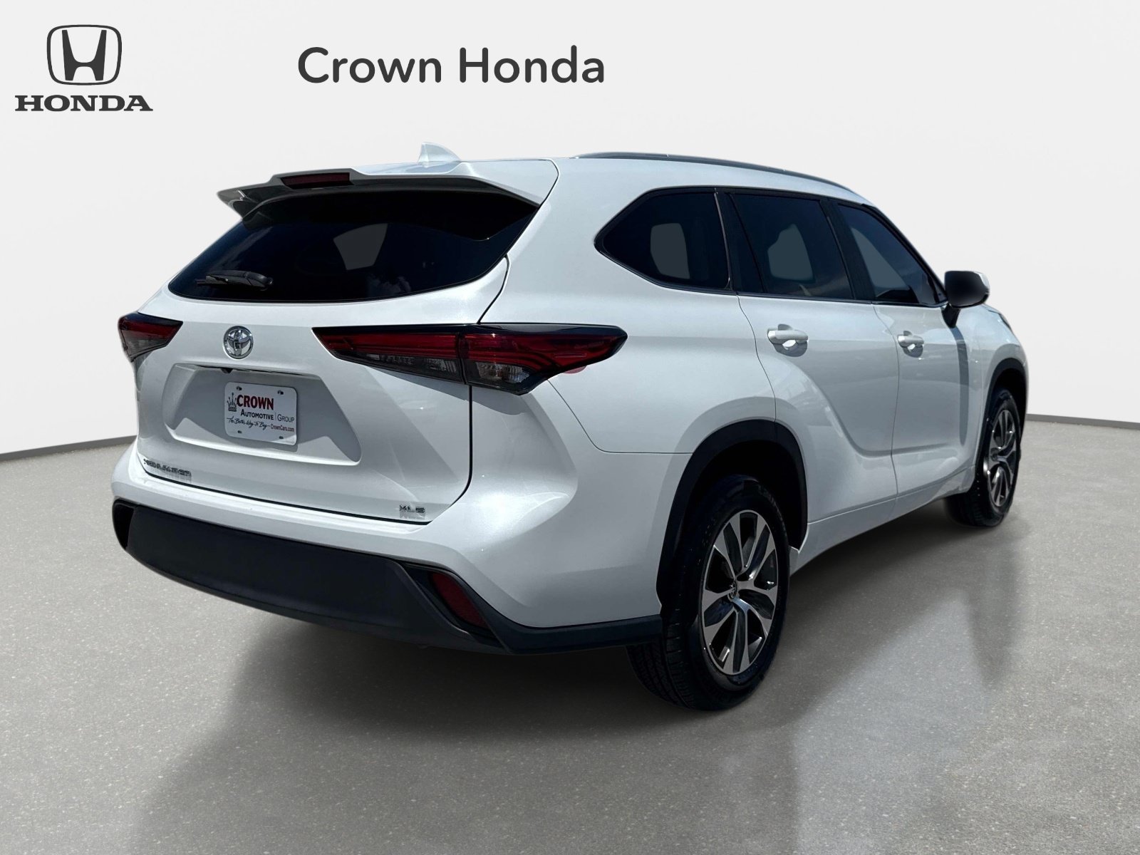 Used 2023 Wind Chill Pearl Toyota XLE image 4