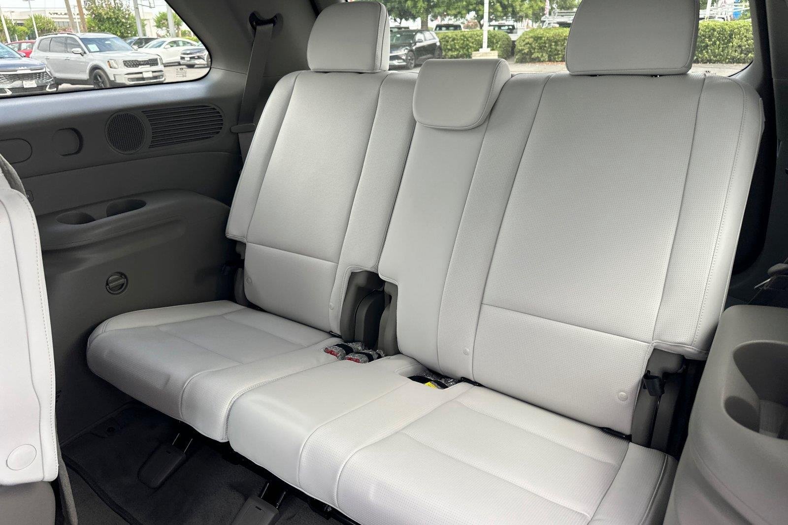 New 2027 Shimmering Silver Hyundai Blue SEL 7P image 15