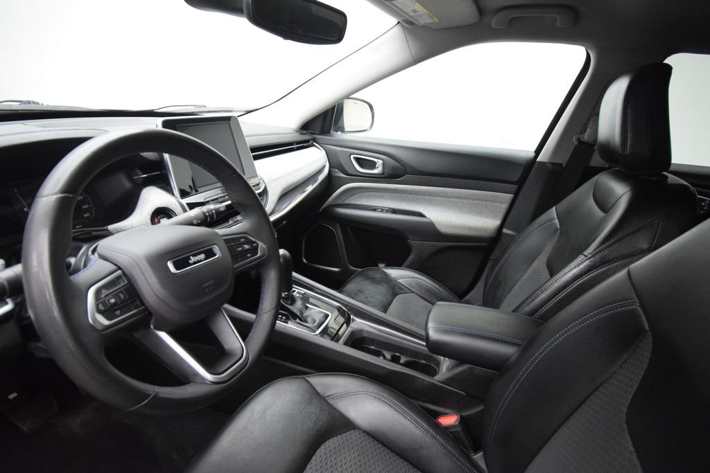 Used 2022 Black Jeep Latitude image 7