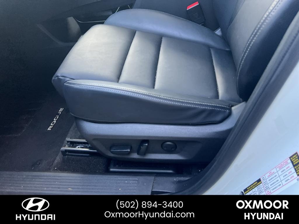 Used 2023 Pearl White Tricoat/Super Black Nissan SV image 6