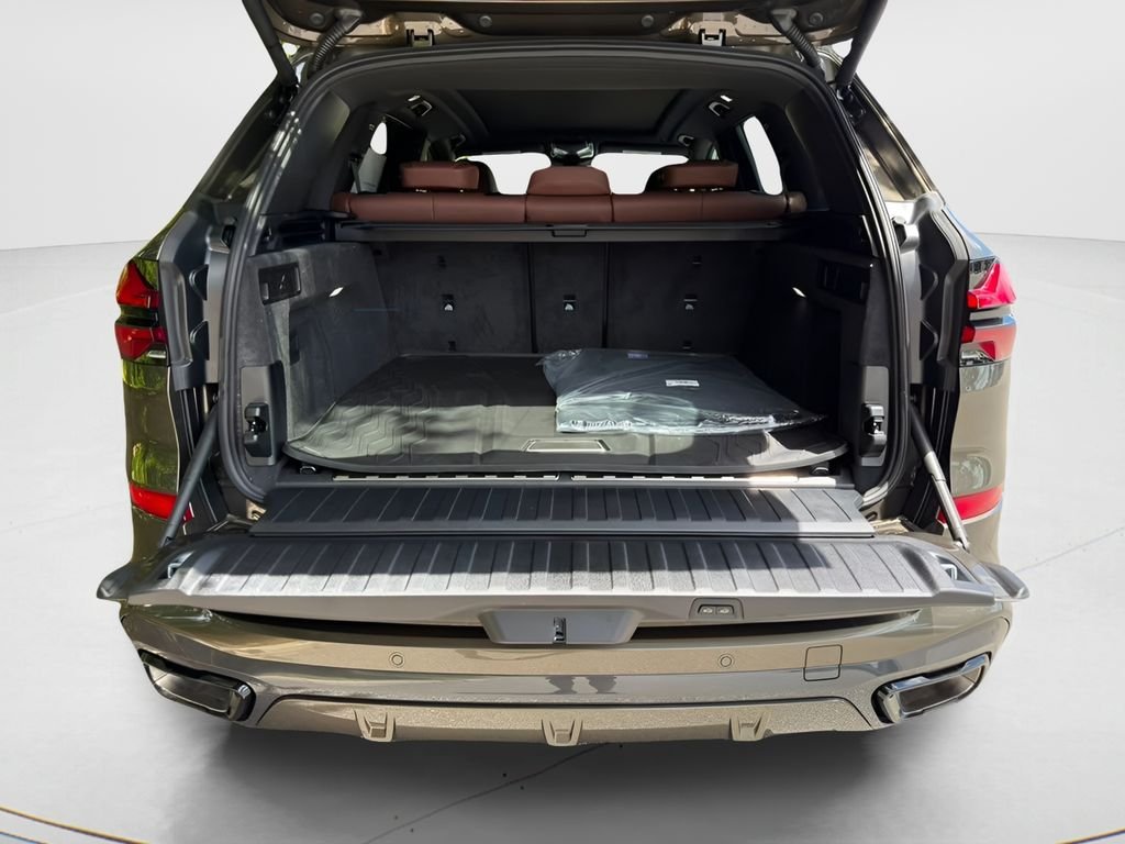 New 2026 Manhattan Green Metallic BMW xDrive50e image 22
