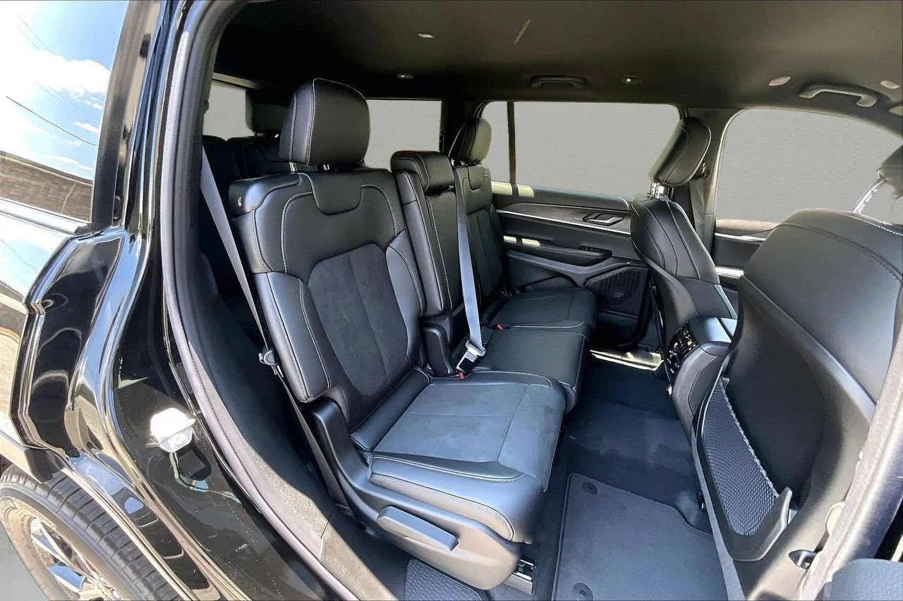 New 2026 Diamond Black Crystal Pearl-Coat Exterior Paint Jeep Altitude image 20