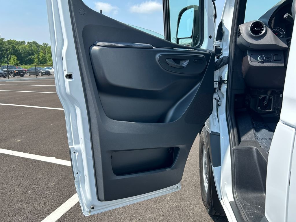 New 2026 Arctic+White Mercedes-Benz Cargo 144 WB image 10
